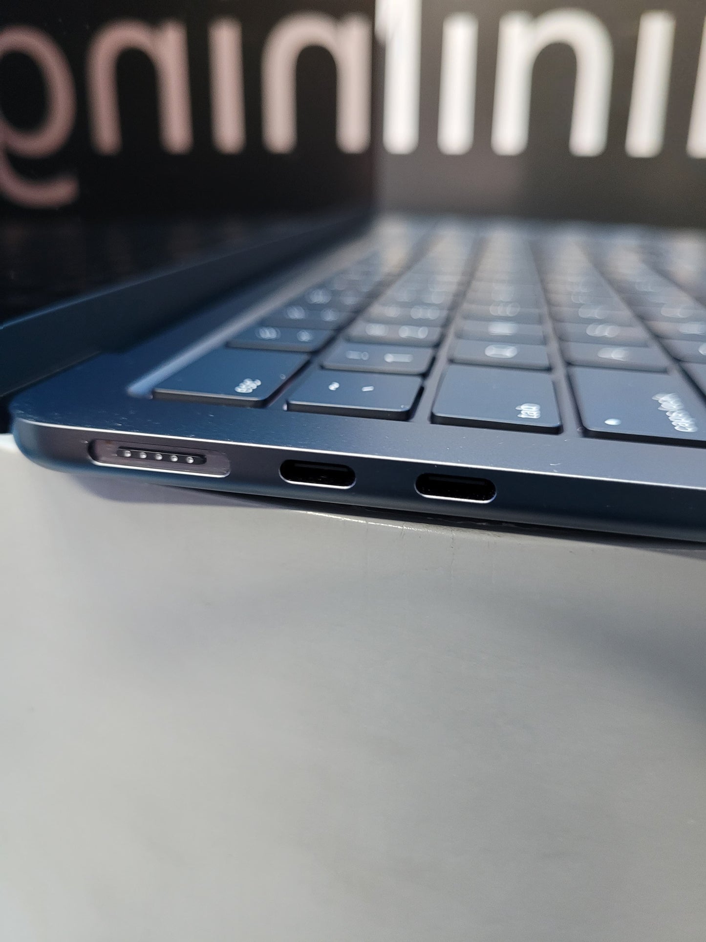 APPLE MACBOOK AIR M3 8 CORE CPU 8 CORE GPU 256GB SSD 8GB RAM - Premium Notebook de Apple - Solo $2250000! Compra ahora Web3Arg